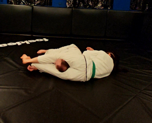 Headscissor-im-Gi-Rückenansicht Headscissor-im-Gi-Rückenansicht